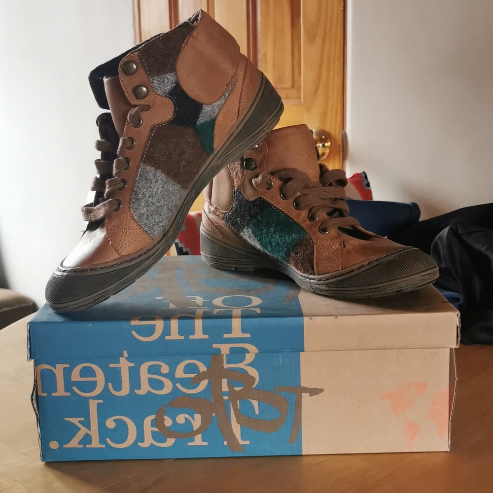 OTBT men's size 6 and a half leather hiking/ comfort shoes. Multicolored